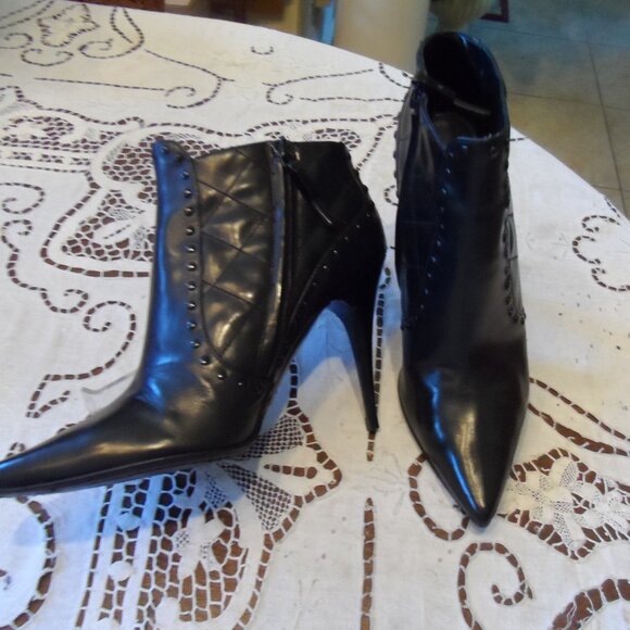 Burberry Black Calf Leather Quilted Ankle Heeled Boots Size 39B - Picture 3 of 16